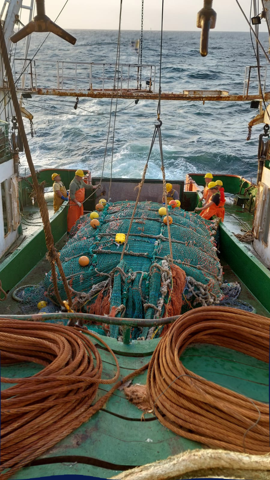 Tripulantes trabajando con las redes a bordo de un buque pesquero
